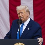 Donald Trump a indiqué sur son réseau Truth Social s'être entretenu pendant une heure et quinze minutes avec Vladimir Poutine (archives). KEYSTONE/EPA/JIM LO SCALZO